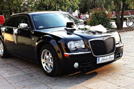 Firma na wesele: Śliczny Chrysler 300c