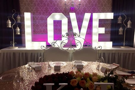Firma na wesele: Napis LOVE na wesele i plener