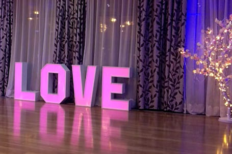 Firma na wesele: Napis LOVE i niepowtarzalne drzewko