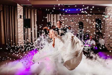 Firma na wesele: Dym oraz dekoracja światłem sali led
