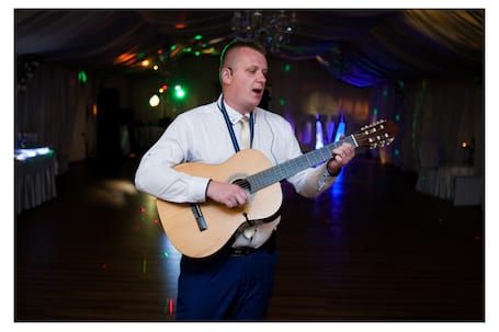 Firma na wesele: Dj Axes- dj z wokalem i gitarą