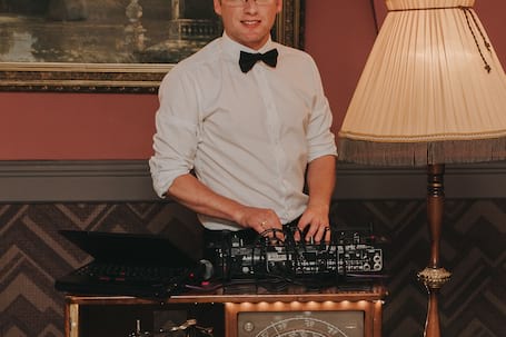 Firma na wesele: DJ Wodzirej Prezenter muzyki