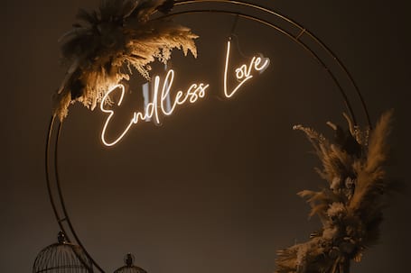 Firma na wesele: Dekoracje neon ścianka