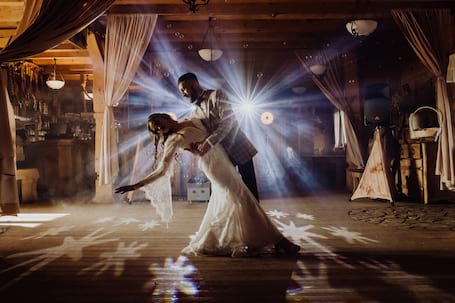 Firma na wesele: Dj Justina-NOWA DJ-KA W DREWNIE