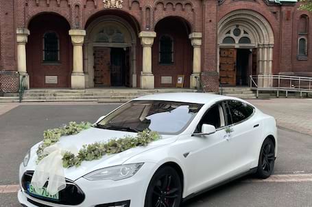 Firma na wesele: Piękna elektryczna limuzyna