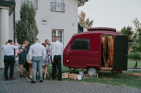 Firma na wesele: Fotobudka na kółkach