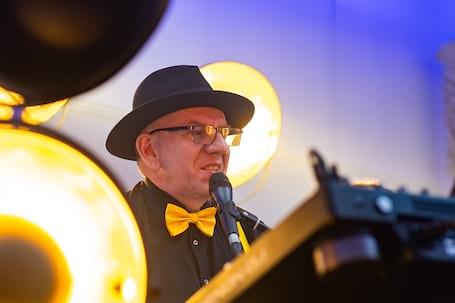 Firma na wesele: DJ Zawał :)
