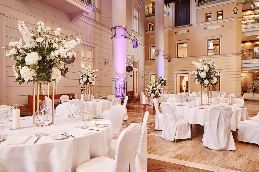 harmonogram dnia ślubu elegancka sala weselna z okrągłymi stołałmi