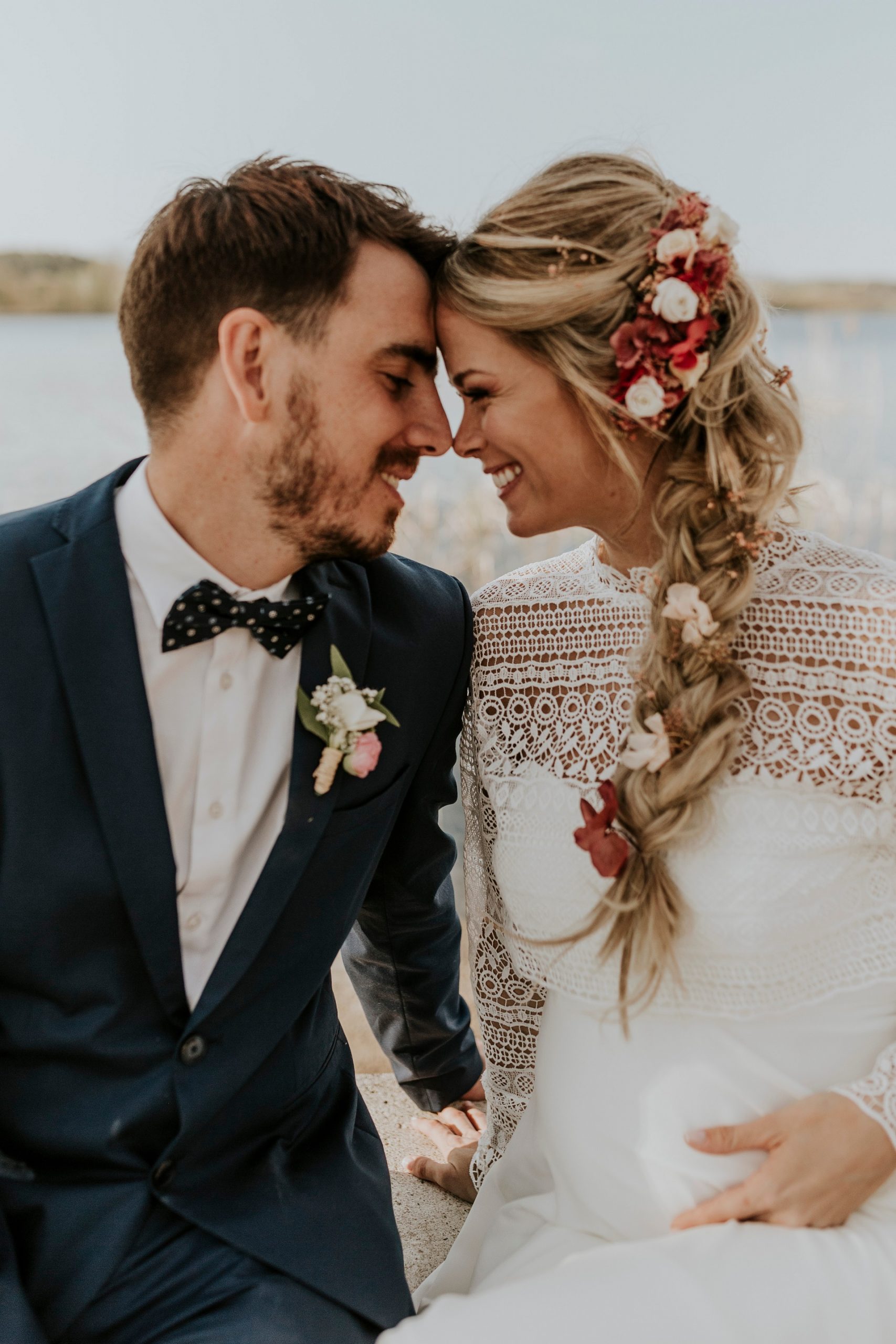 Panna Młoda w ciązy w sukni ślubnej boho podczas sesji ślubnej z Panem Młodym