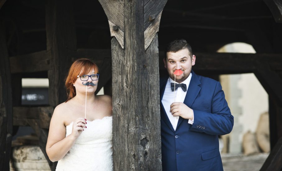 Para Młoda pozująca do zdjęcia, Para Młoda zdjęcia z fotobudki, zdjęcie, Para Młoda z ustami