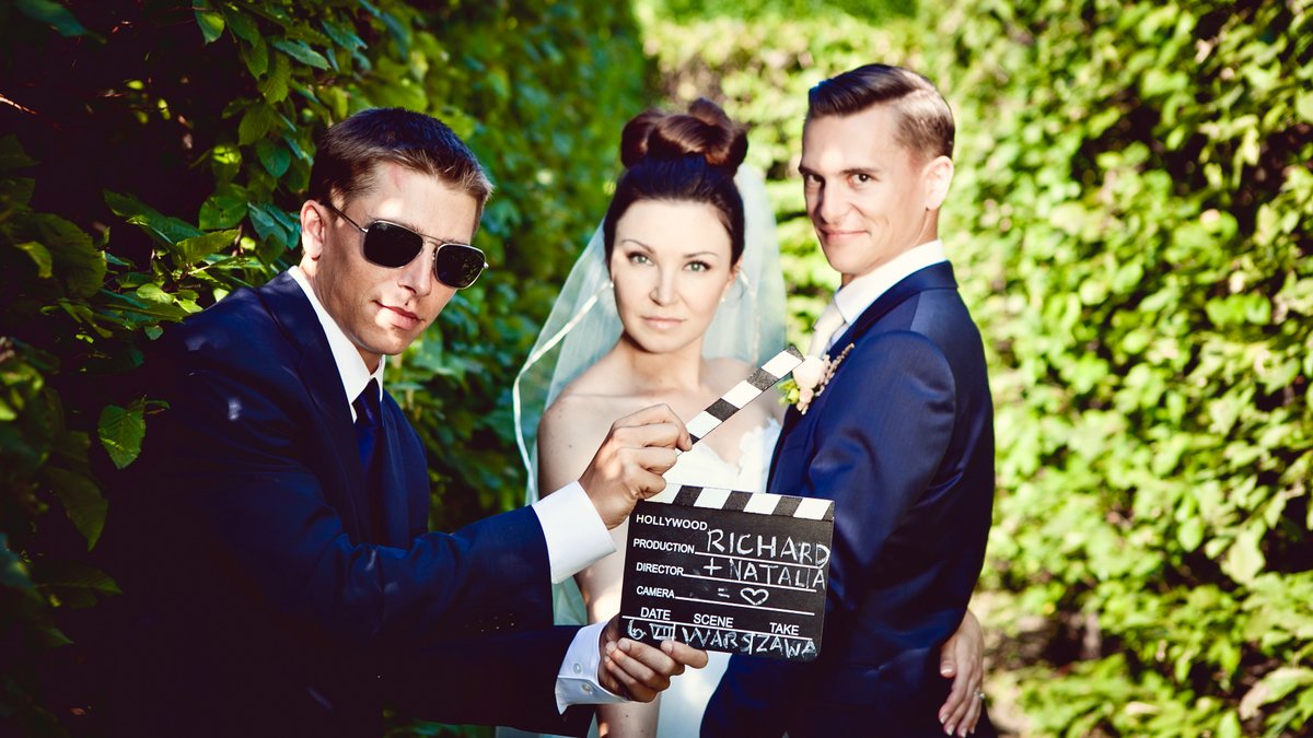 Para Młoda nagrywająca film