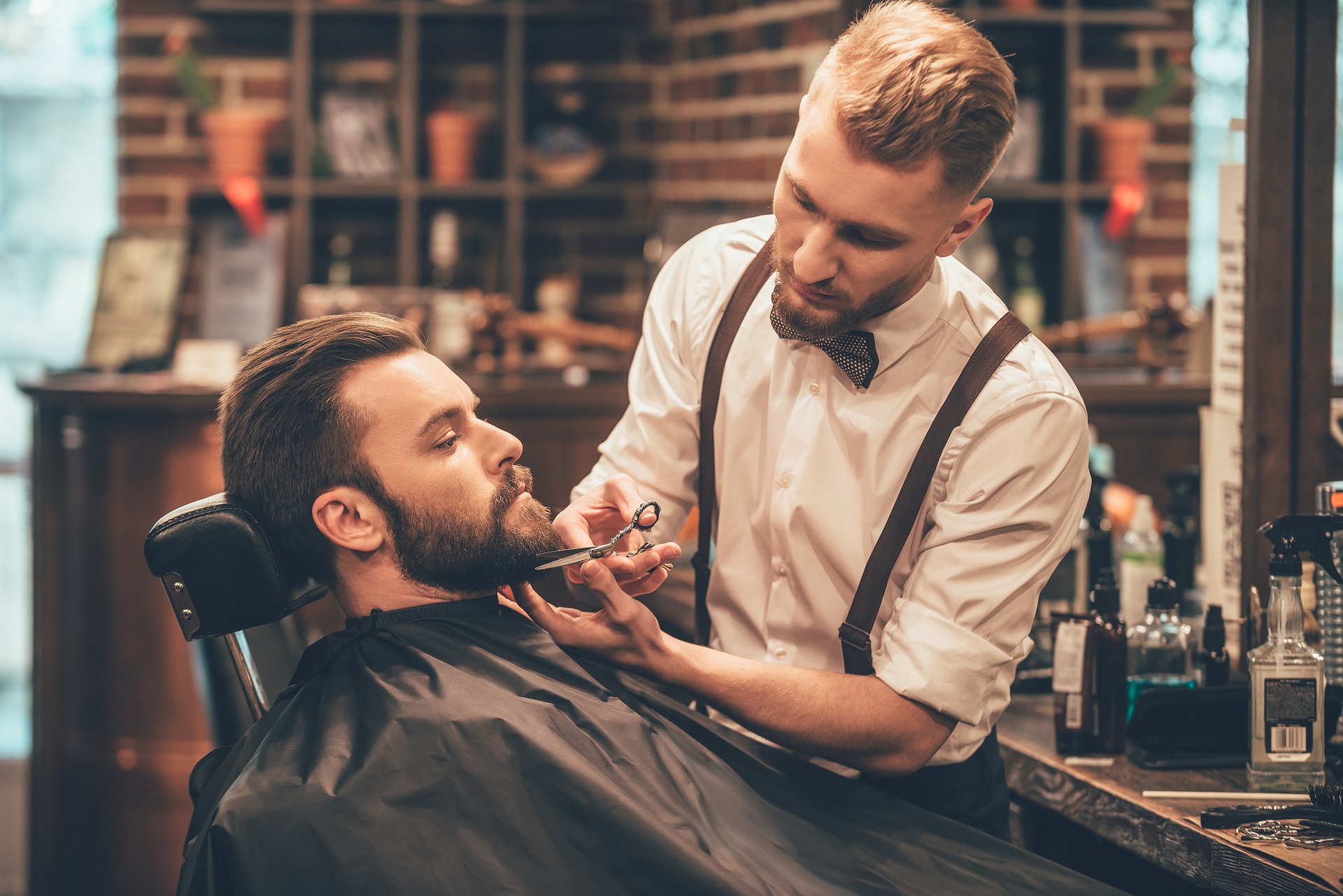 mężczyzna w barber shop przed ślubem