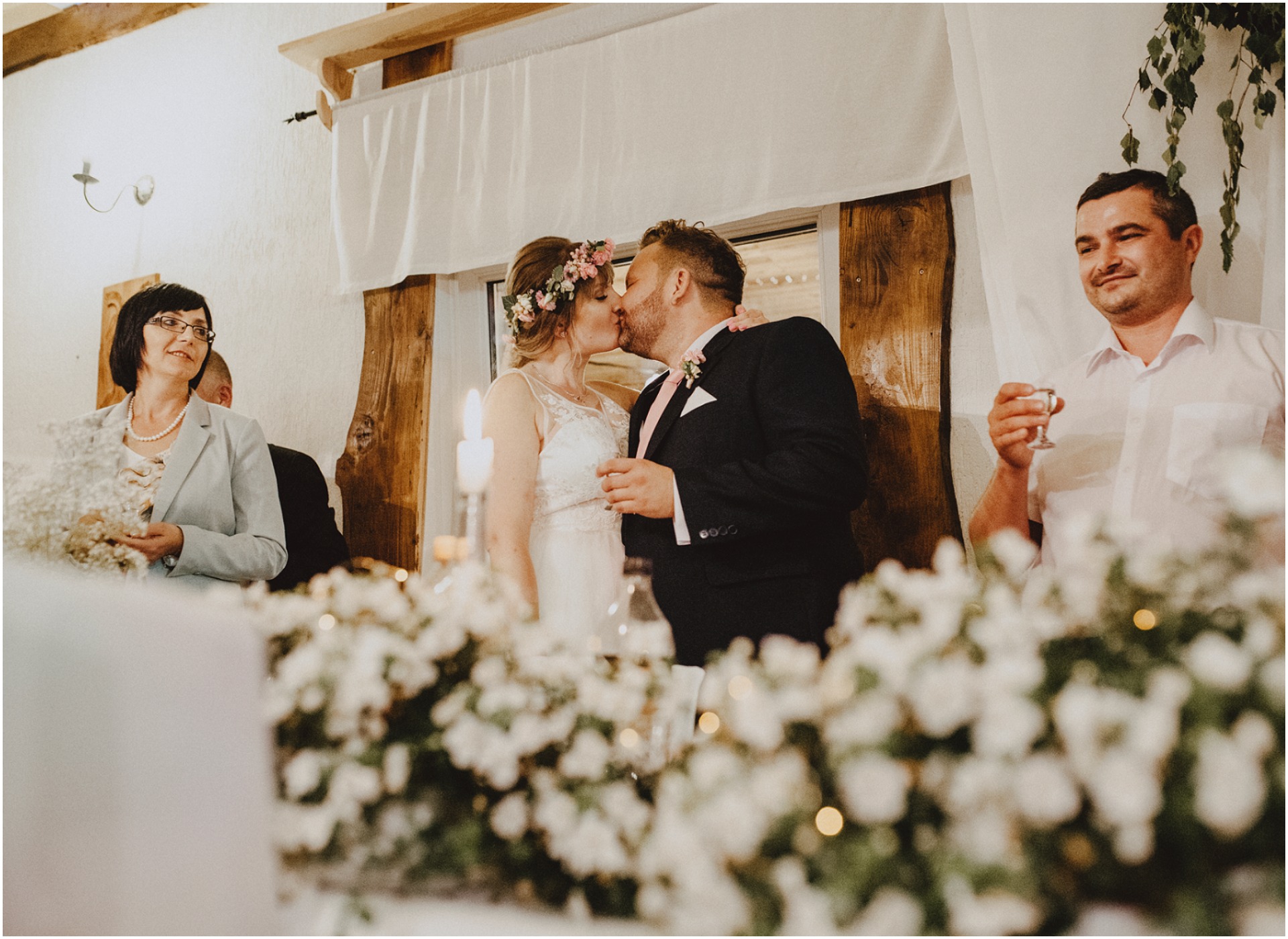 para młoda wnosi toast przemówienie na weselu pocałunek pary młodej