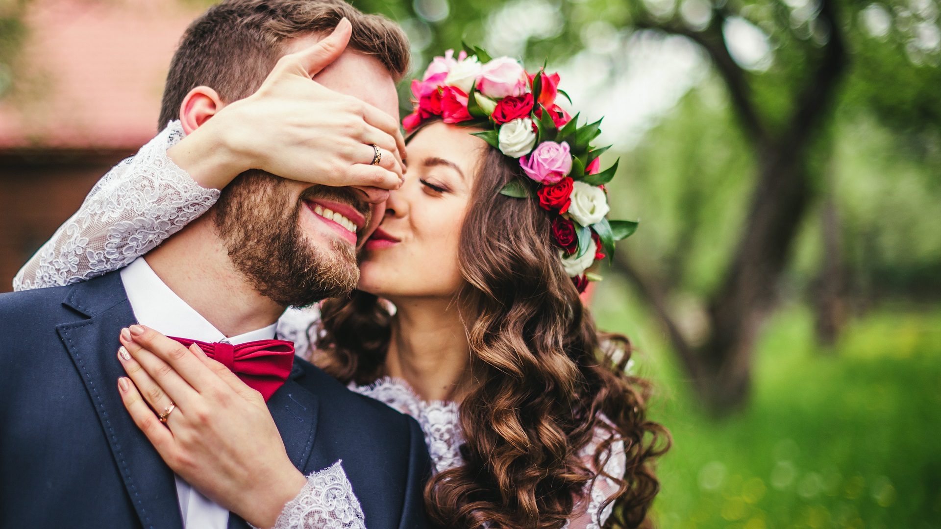 Młoda para, ślub w stylu boho, wianek na głowie , kwiaty we włosach , wesele