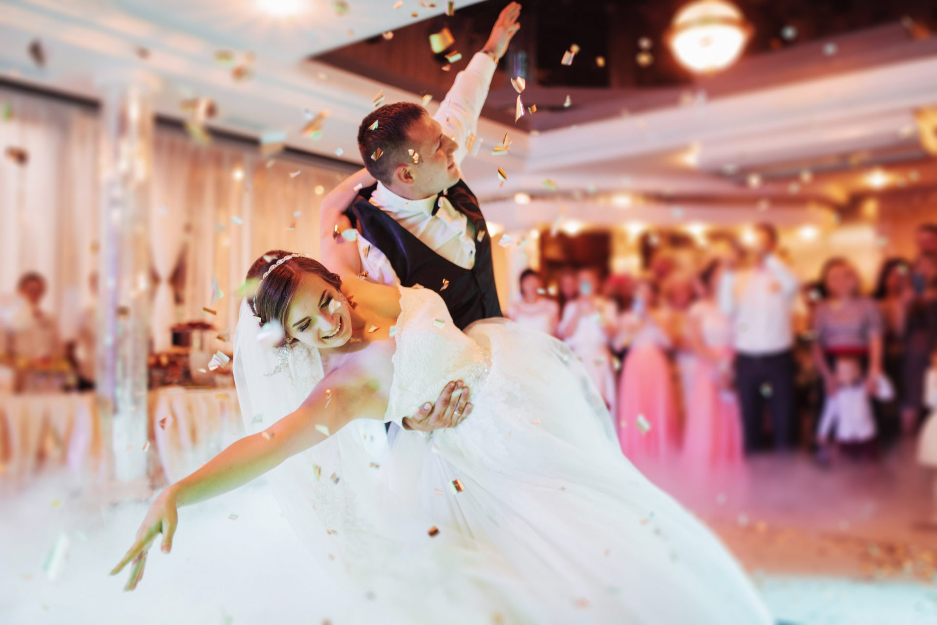 Pierwszy taniec, utwór na pierwszy taniec, młoda para, sala weselna, confetti na weselu