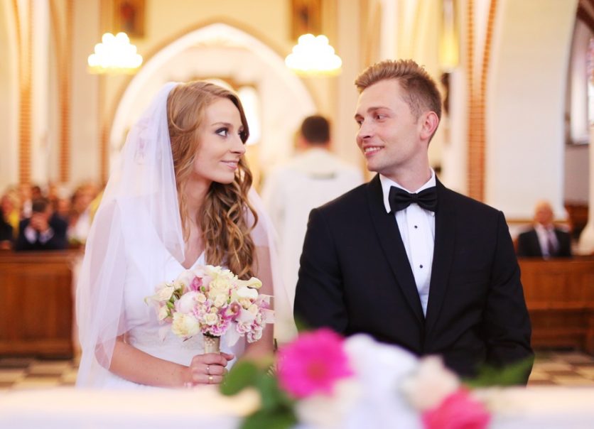 Para Młoda przed Ołtarzem, usmiechająca się Para Młoda w kościele, Panna Młoda w welonie przed Ołtarzem,Panna Młoda z bukietem