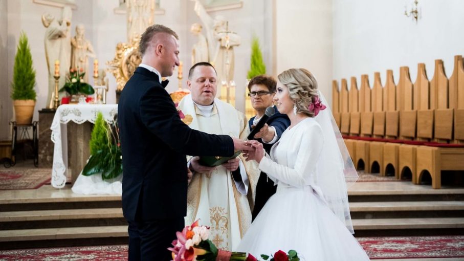 Para Młoda w kościele, Para Młoda podczas przysięgi małżeńskiej , Para Młoda , zachowanie w kościele na ślubie, obyczaje i przesądy ślubne,