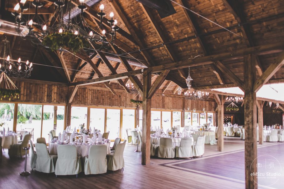 sala weselna, sala ślubna, sala weselna w stylu boho, drewniana sala ślubna, ozdoby weselne