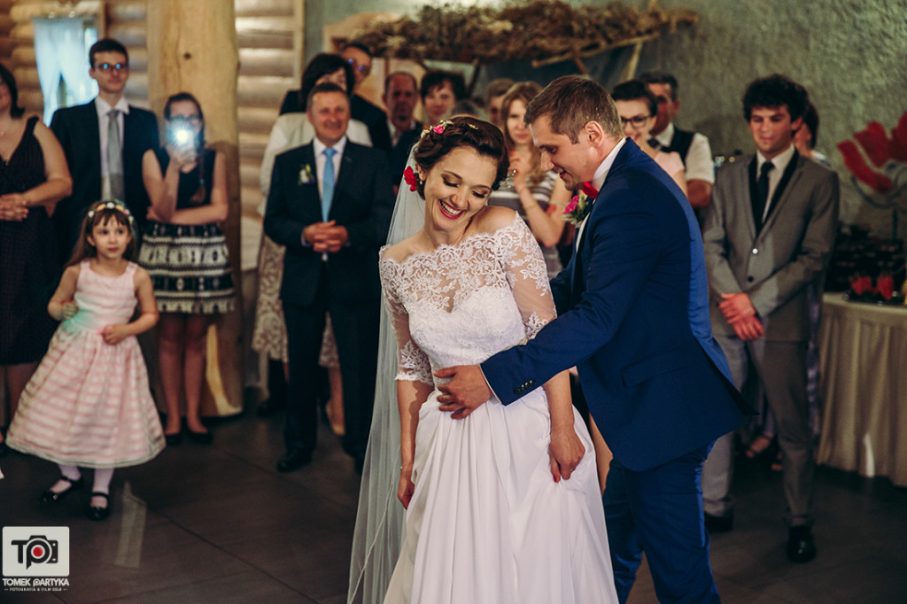 Tańcząca Para Młoda na weselu,pierwszy taniec Pary Młodej,wesele w stylu boho, Panna Młoda w sukience z koronkami