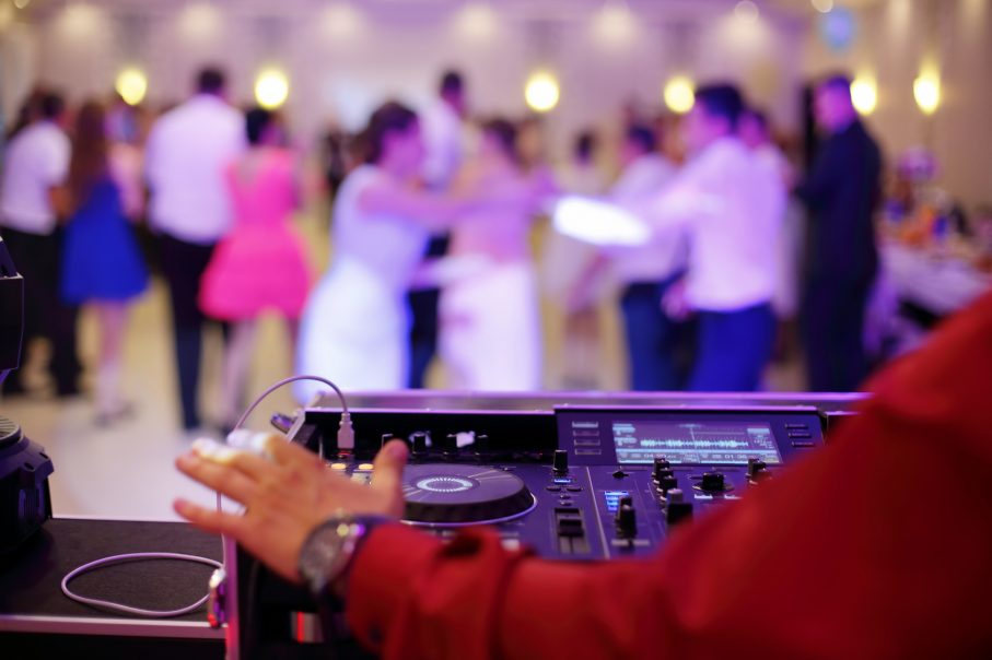 Dj na weselu, dj za konsolą na weselu, tańczący goście na weselu