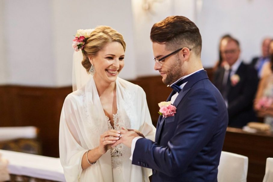 Para Młoda w kościele, przysięga Pary Młodej w kościele,uśmiechnięta Para Młoda 