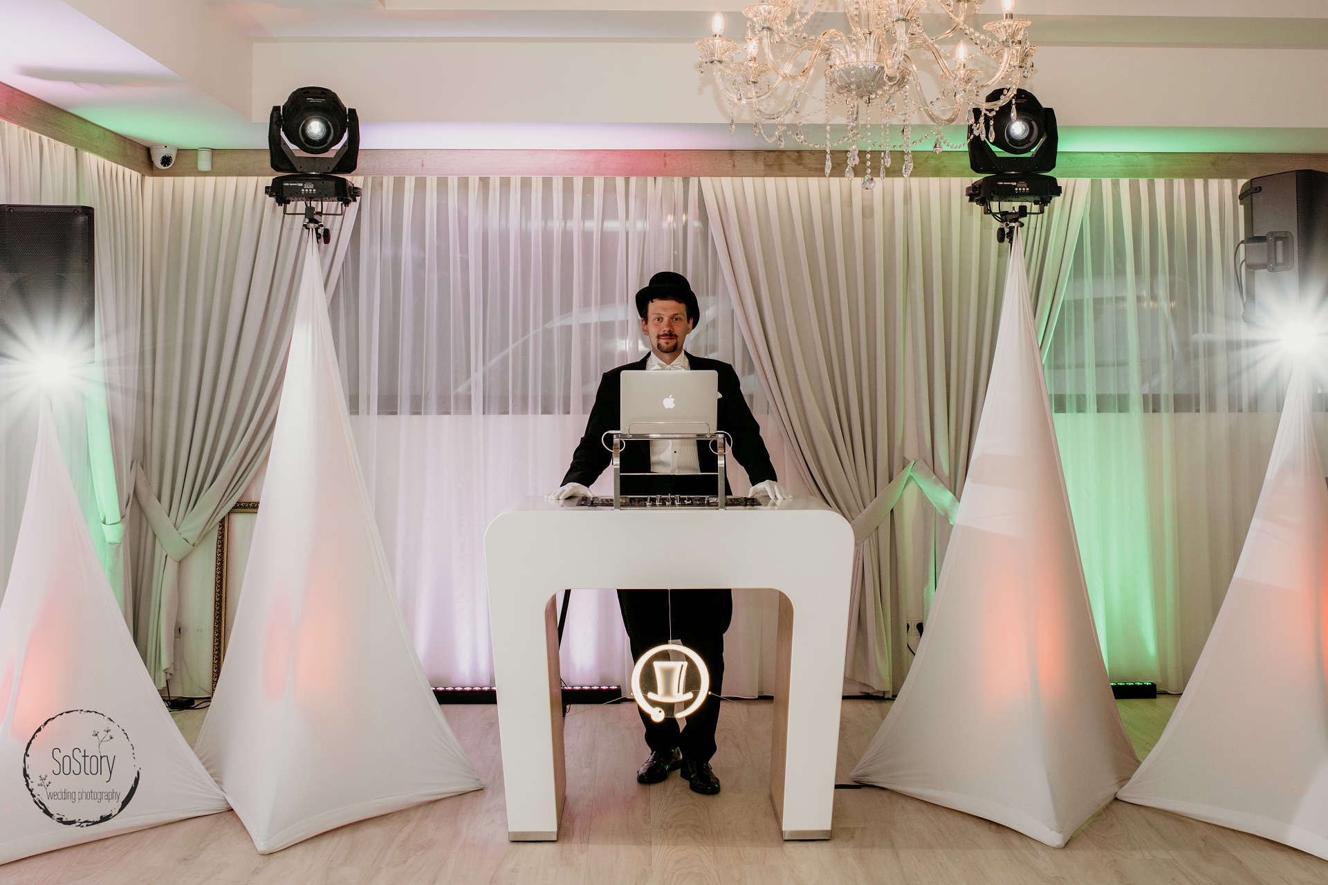 dj wodzirej na konsolą na weselu