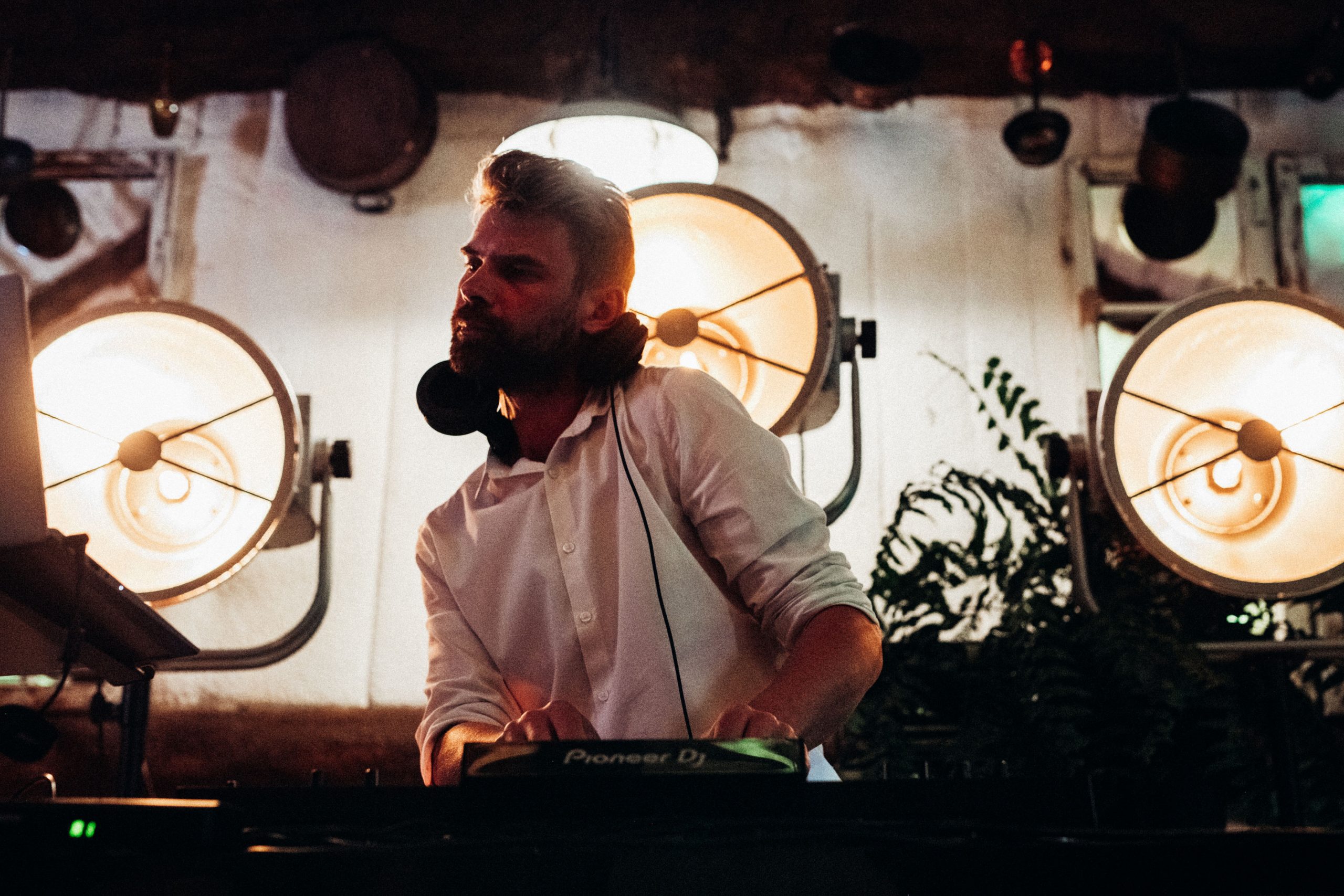 Dj podczas wesela konsola sprzęt