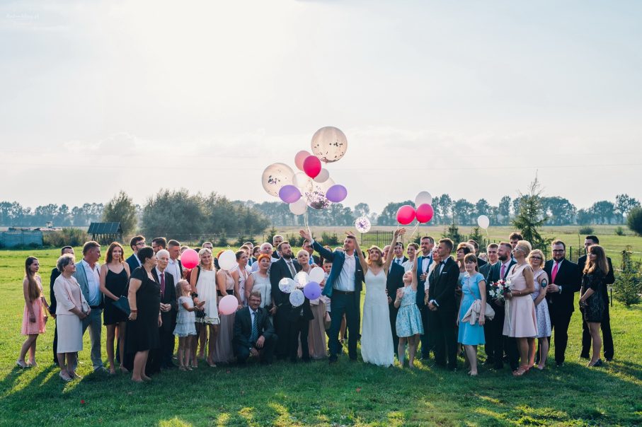 Para Młoda puszczająca balony, zdjęcie z gośćmi weselnymi, ostatnie zdjęcie na weselu Pary Młodej