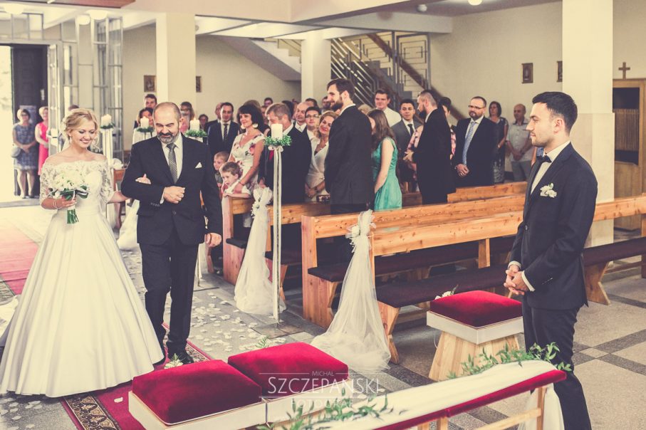 Ojciec prowadzi córkę do Ołtarza, z tatą do ołtarza, ceremonia ślubna w kościele, marsz weselny Wagnera podczas ślubu, 