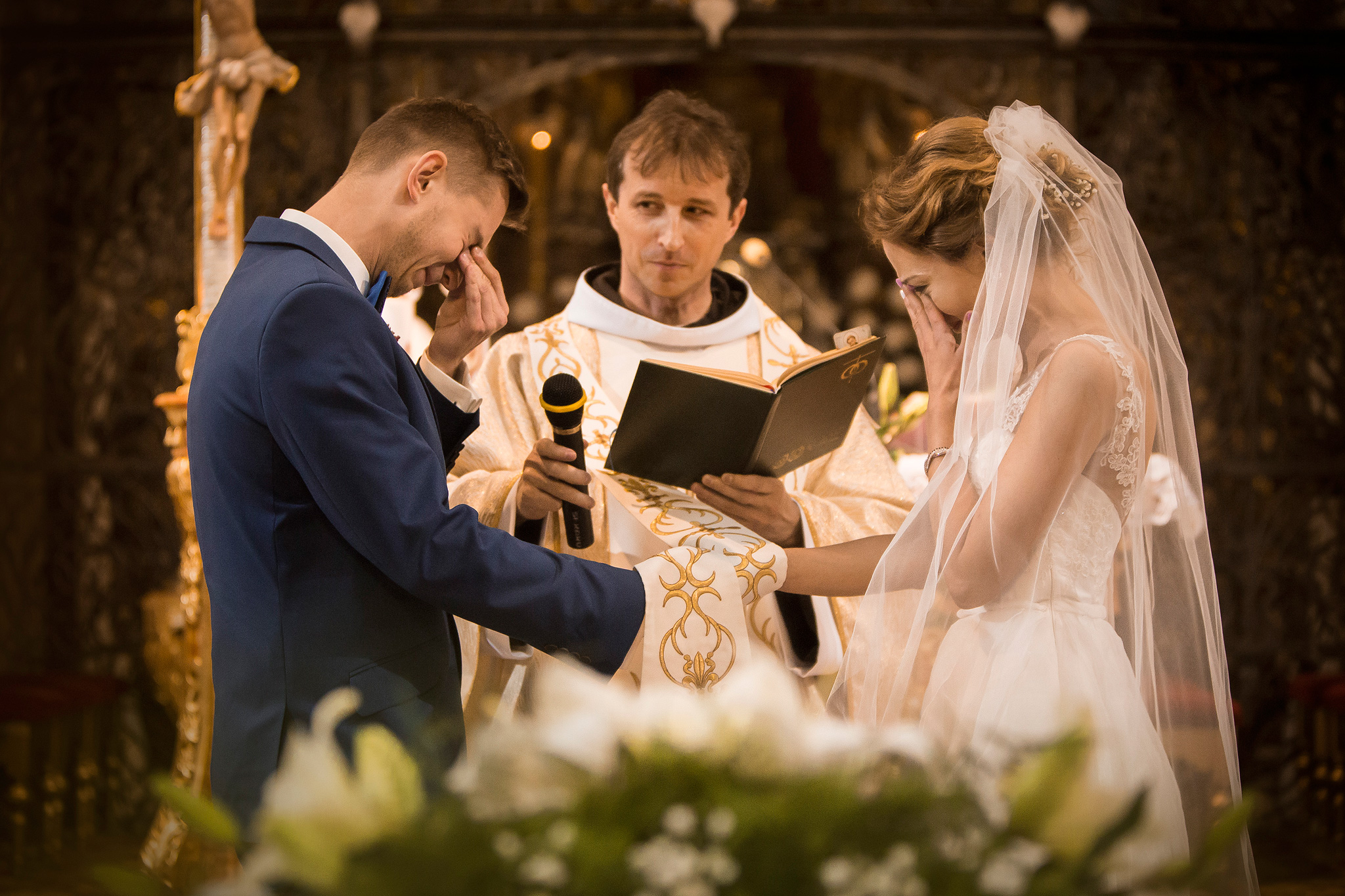 Para Młoda przed ołtarzem, wzruszona Para Młoda przed ołtarzem, Para Młoda składająca przysięgę w kościele