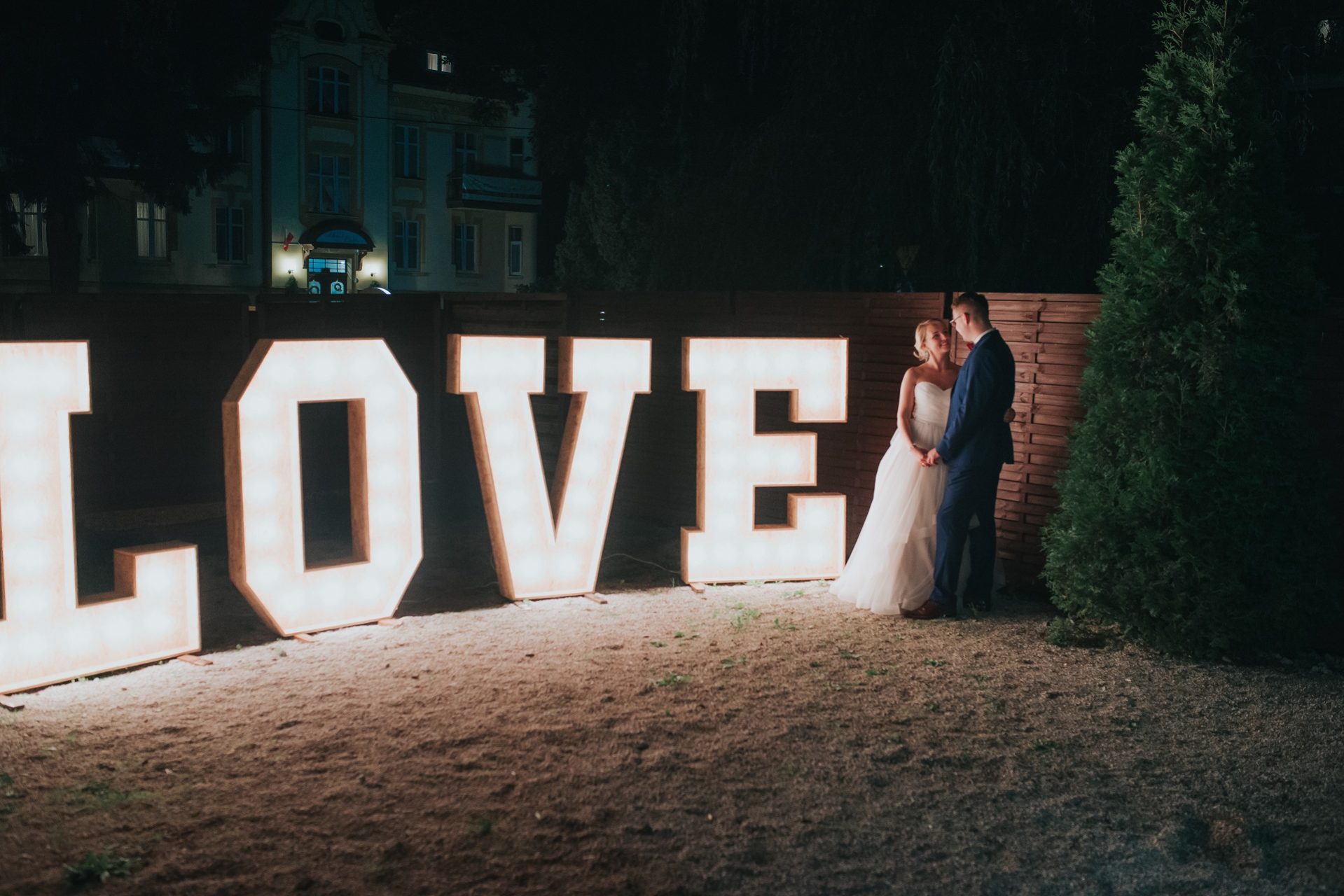 Napis love na weselu, para młoda na weselu na zewnątrz