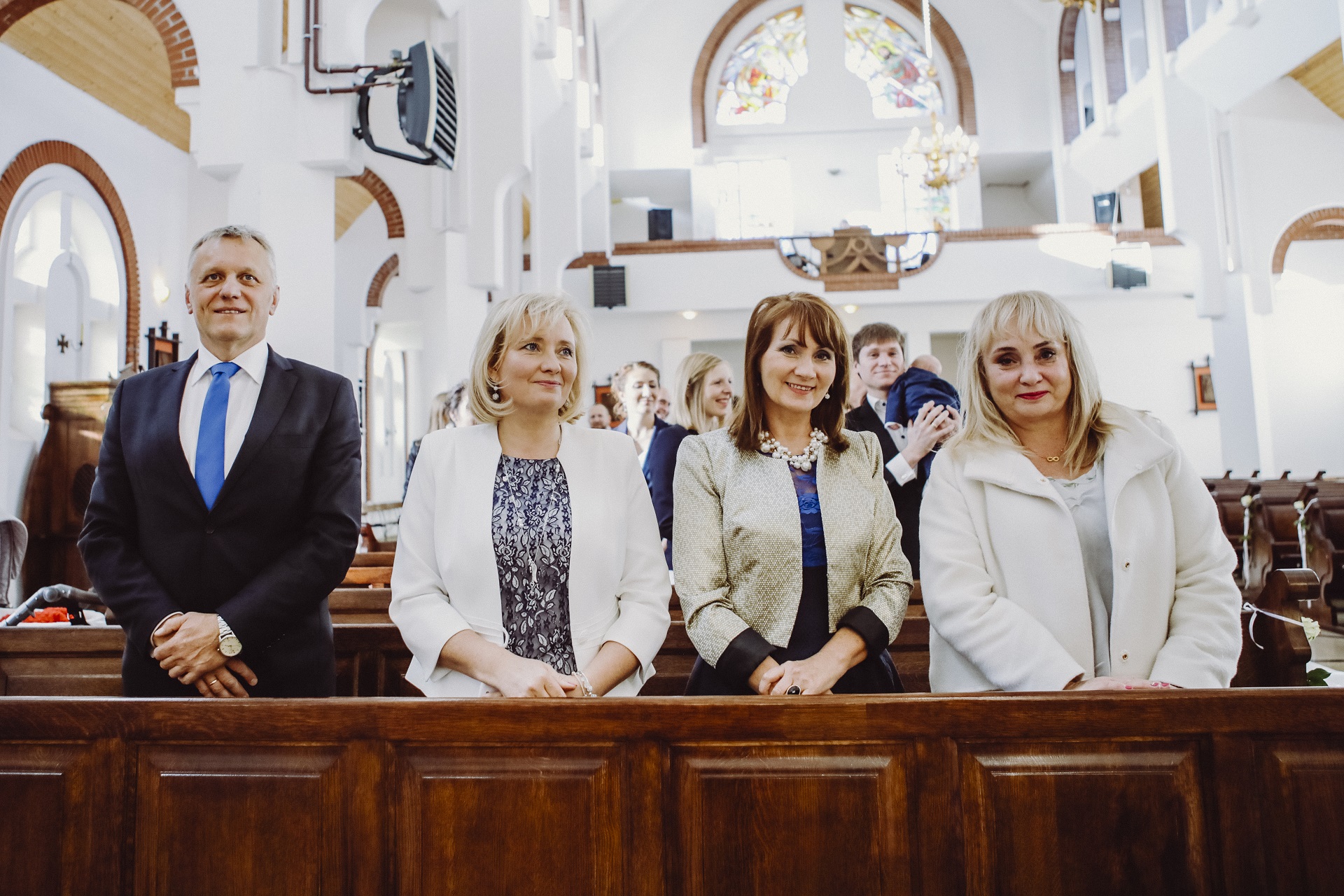 Goście weselni w kościele podczas ślubu