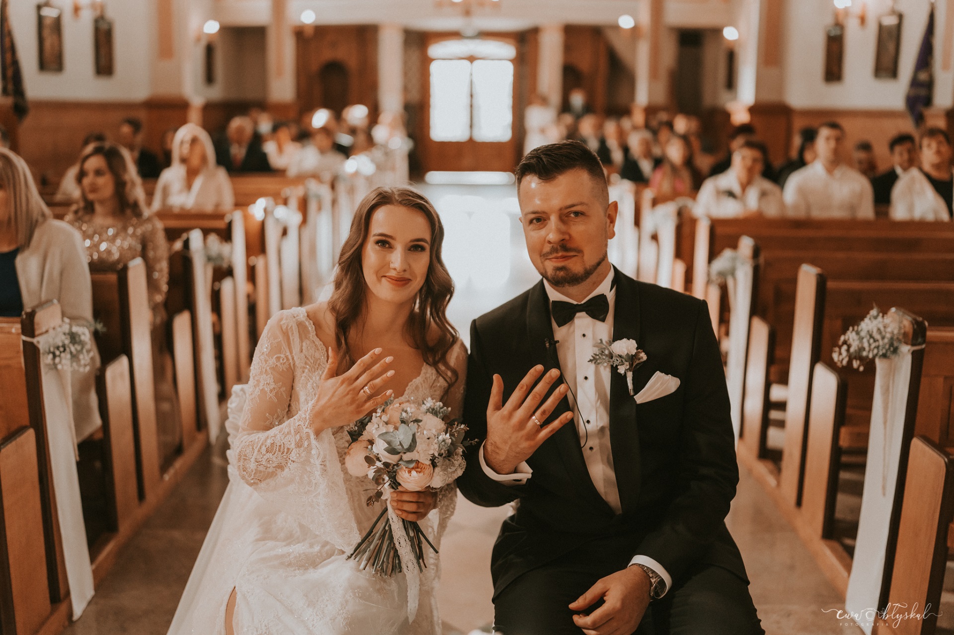 para młoda przed ołtarzem zmiana nazwiska po ślubie