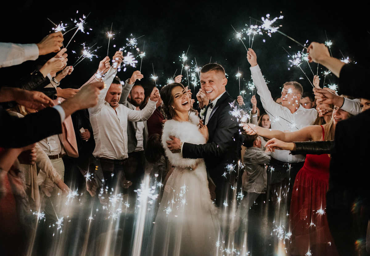 Para Młoda podczas wesele, zimne ognie na weselu , zdjęcie Pary Młodej z gośćmi 