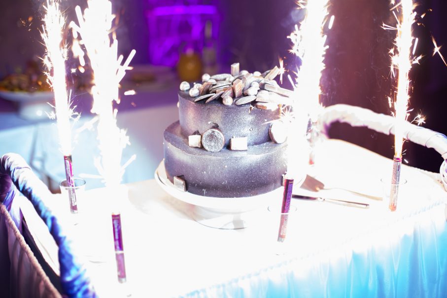 Metaliczny tort weselny – trend 2018