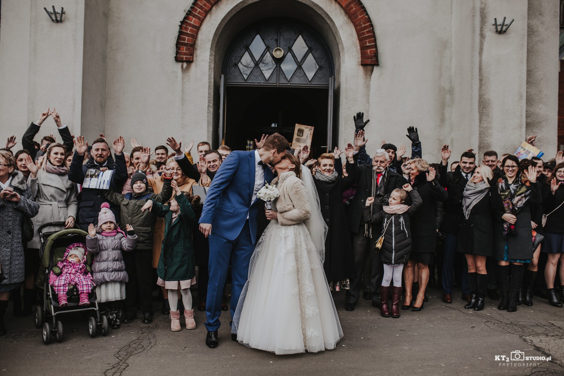 Para Młoda przed kościołem 