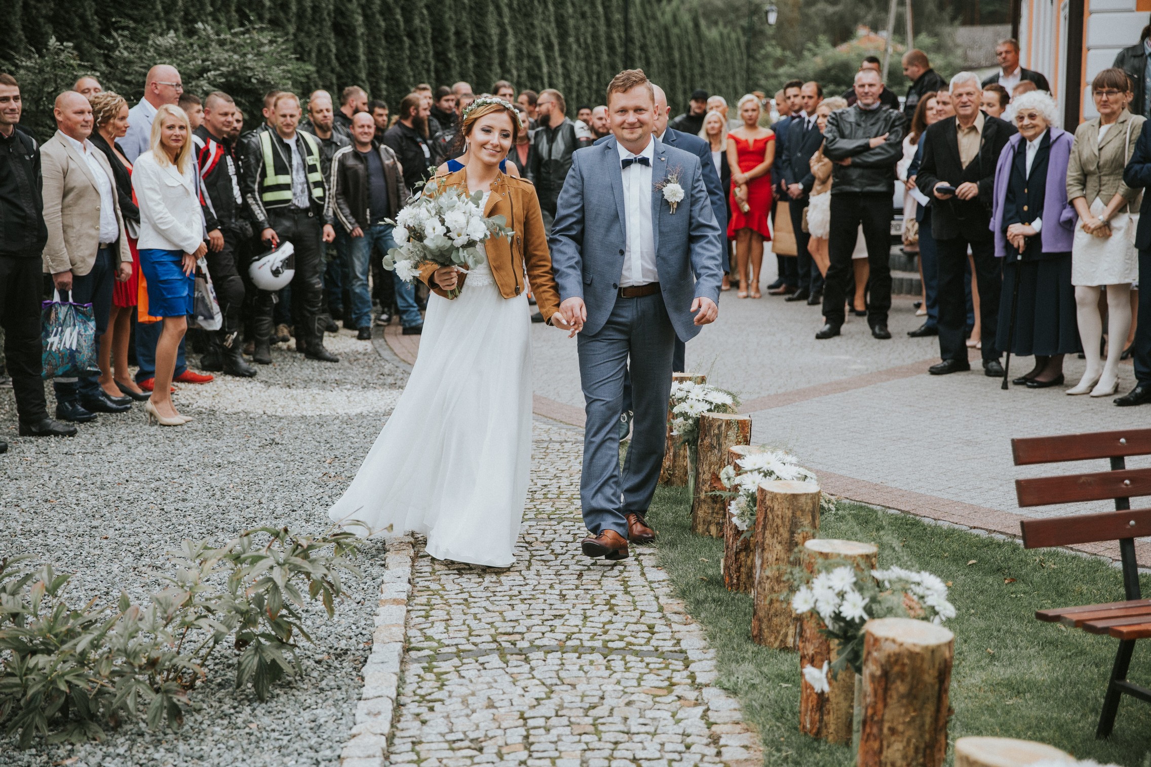 Para Młoda przed salą weselną