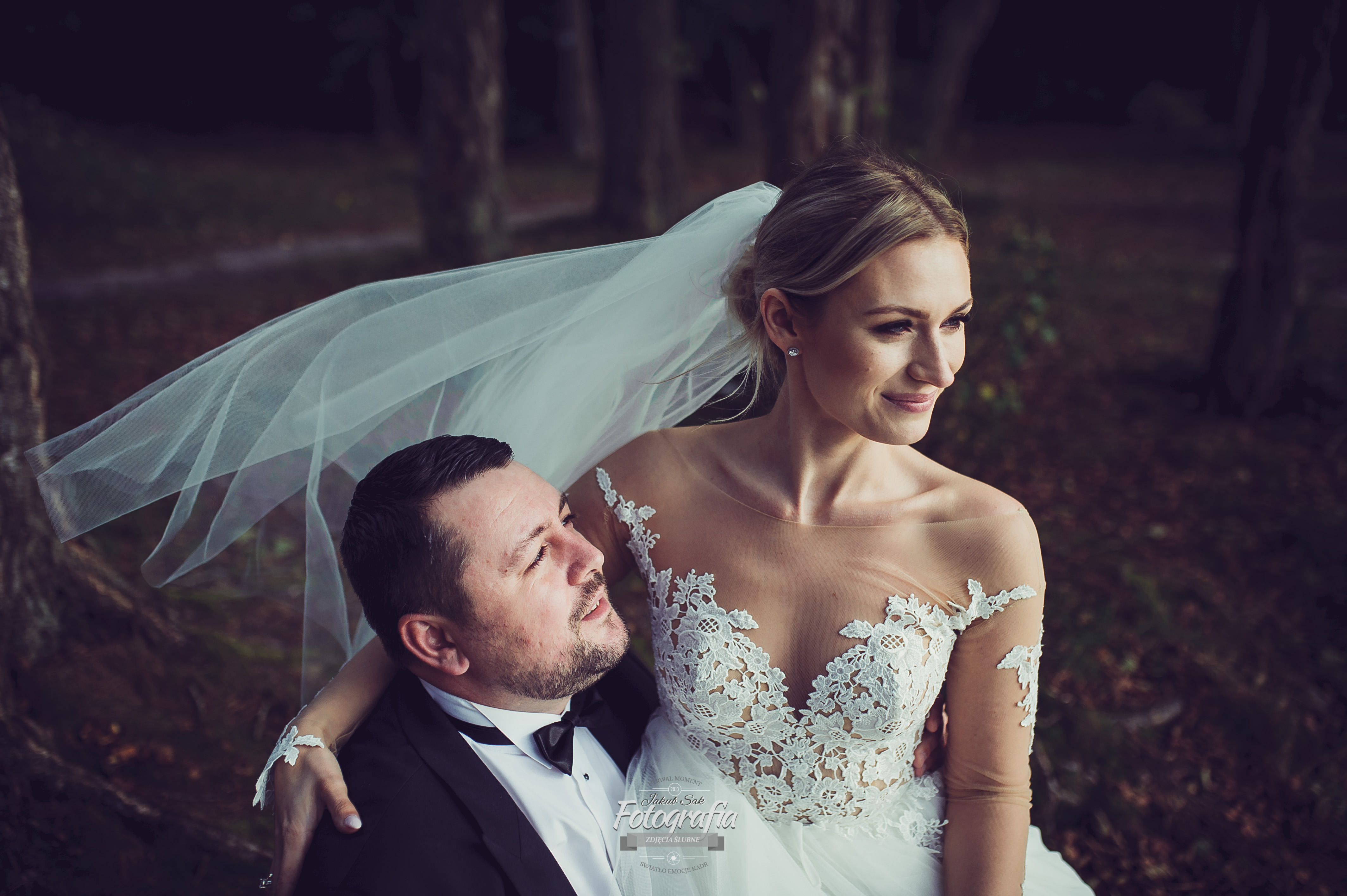 Pan Młody trzymający Pannę Młoda na rękach