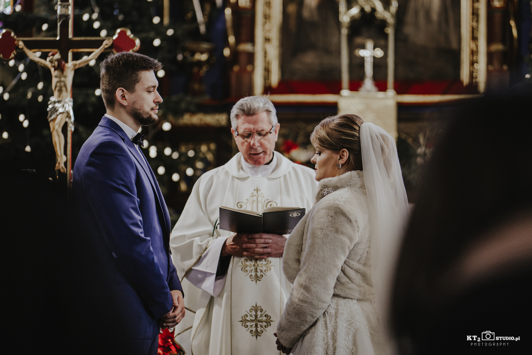 Para Młoda przed ołtarzem