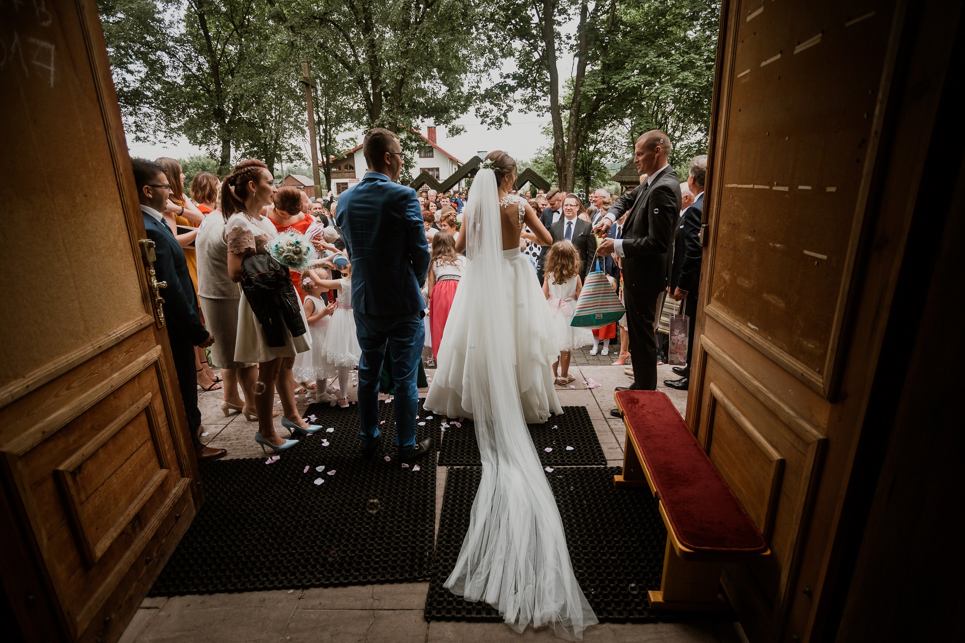 Para Młoda wychodząca z kościoła