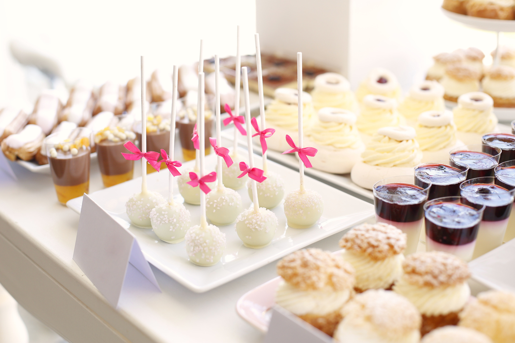 Cake pops na słodkim stole