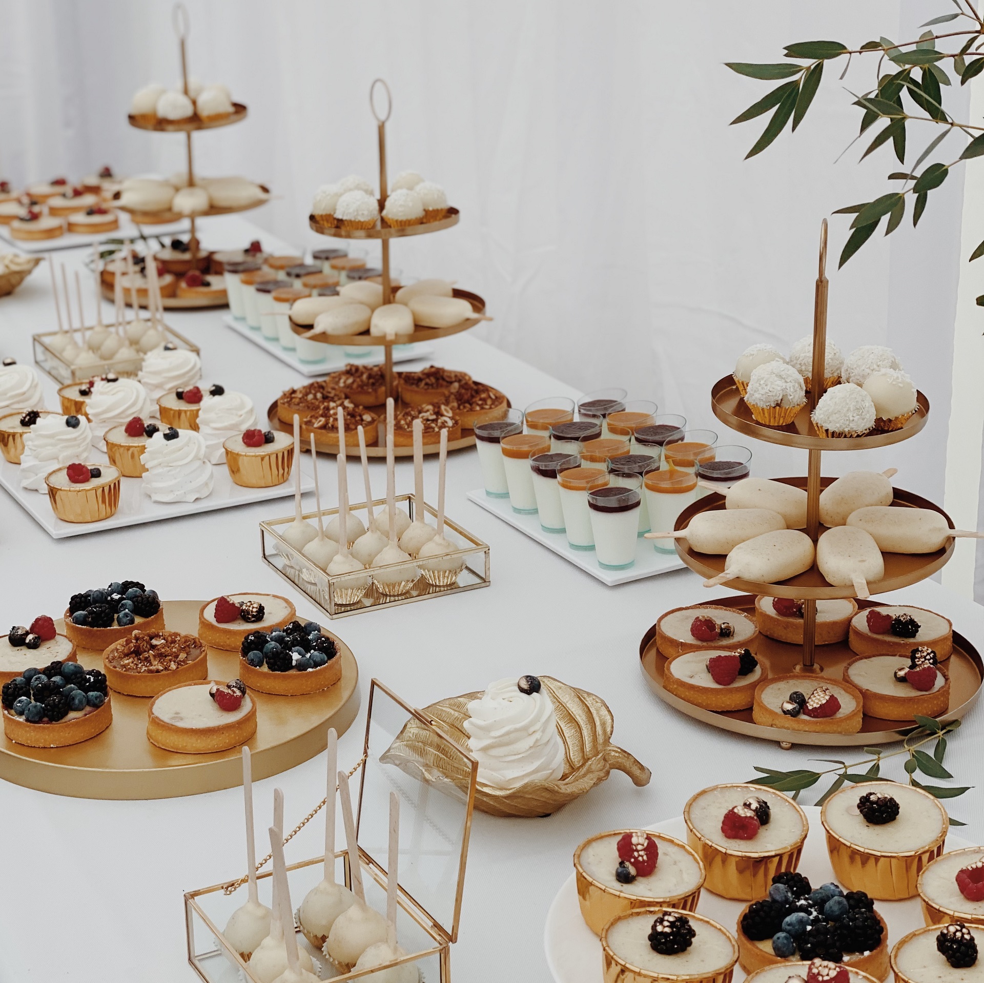 słodki stół na weselu muffinki i babeczki