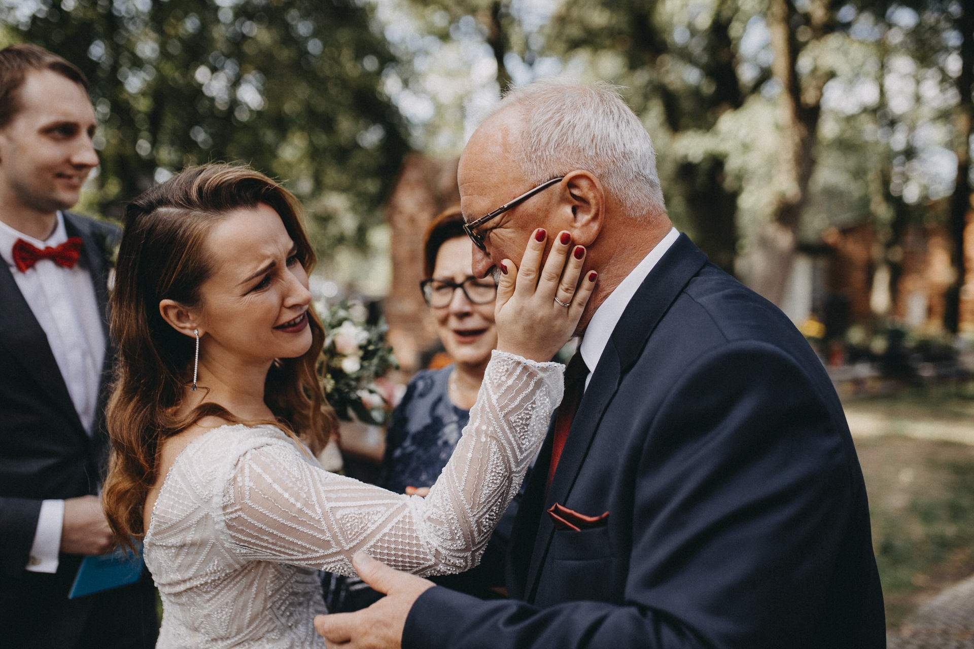 wzruszona Panna Młoda podczas podziękowań dla rodziców