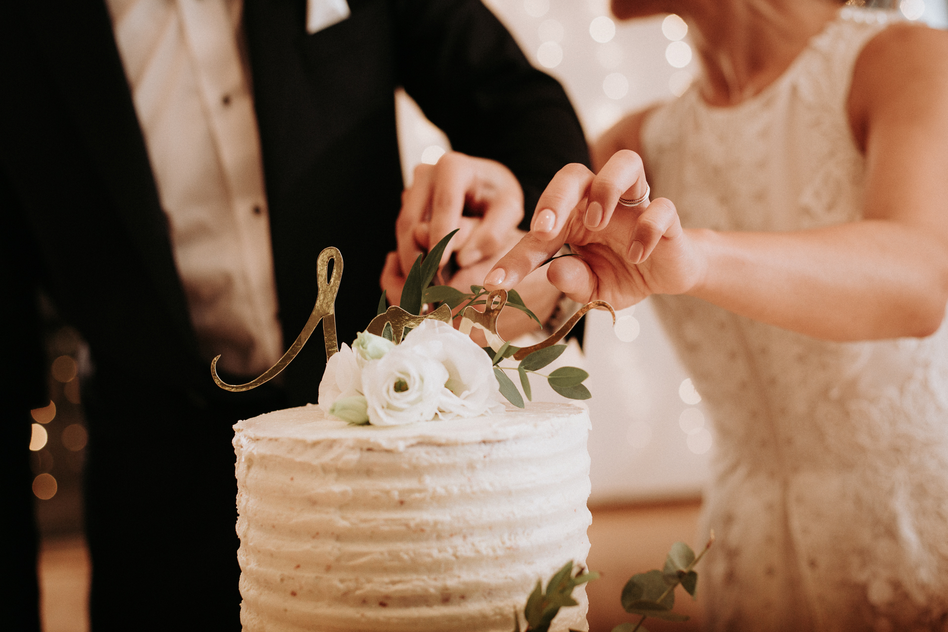 tort weselny z topperem