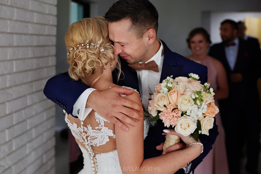 First Look, Pan młody w domu Pani Młodej
