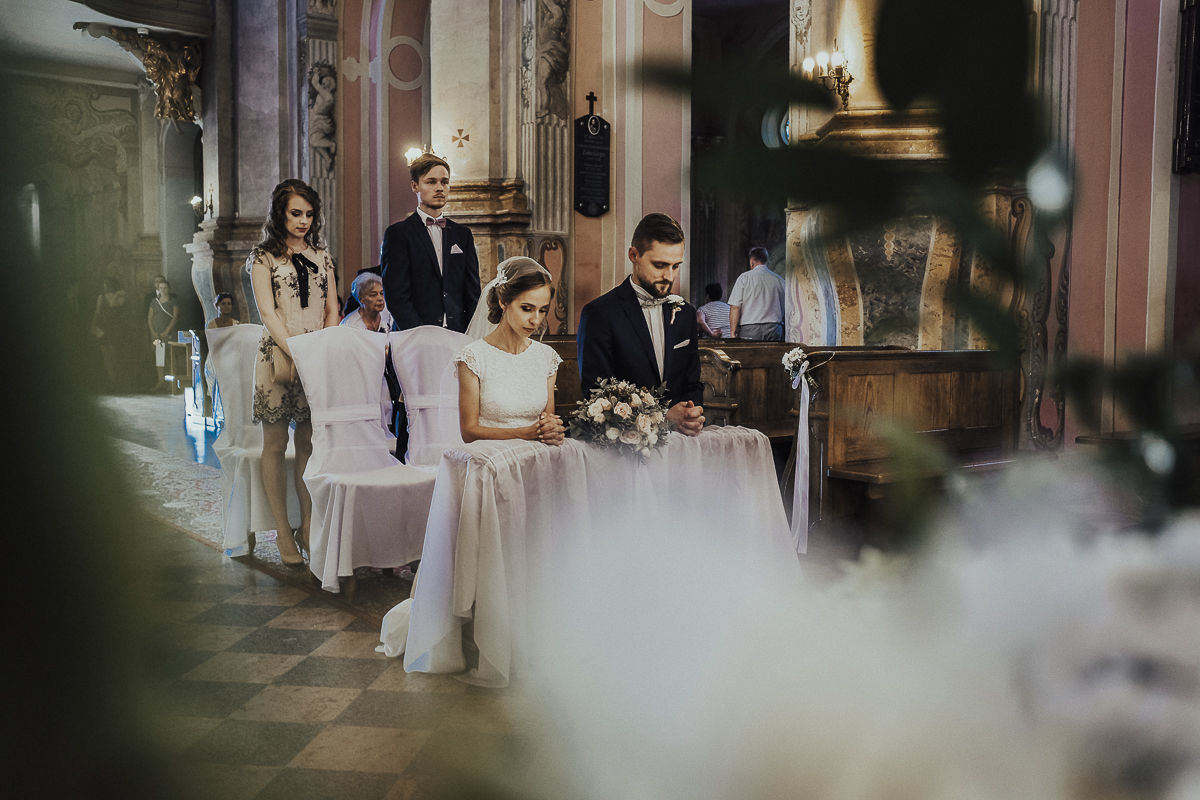 Para Młoda klęcząca w kościele przed ołtarzem