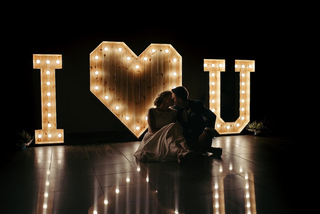 Całująca się Para Młoda na tle napisu LOVE
