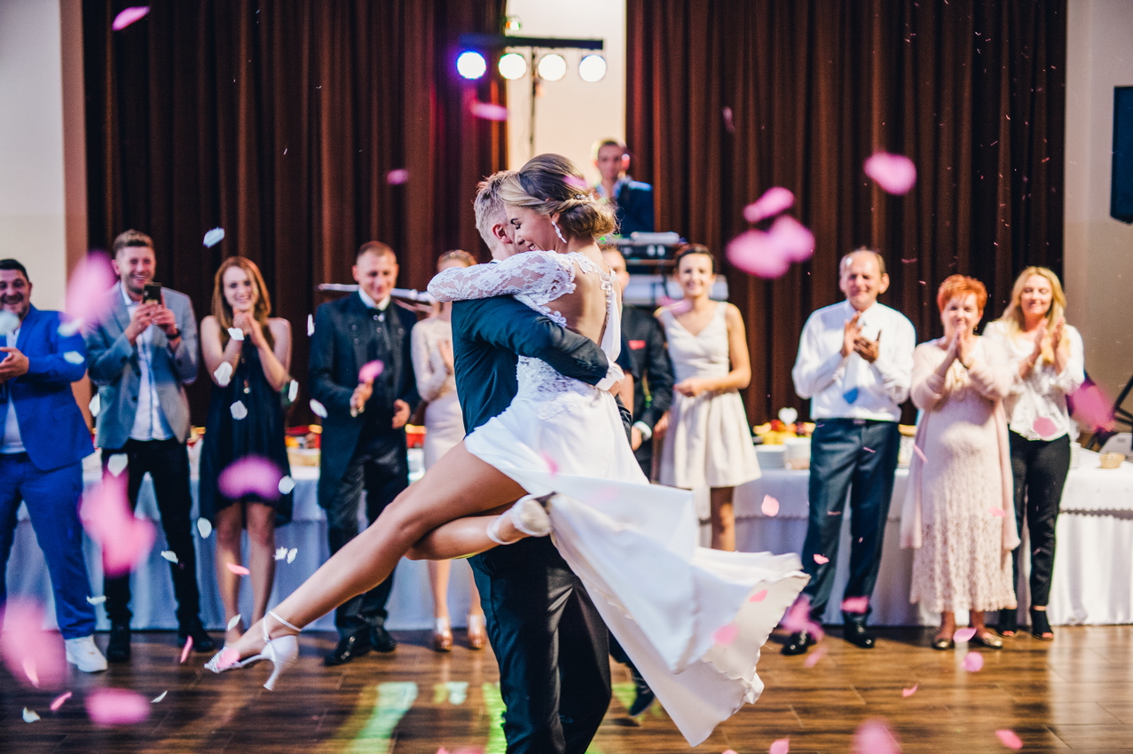 Pierwszy taniec Pary Młodej na weselu w konfetii