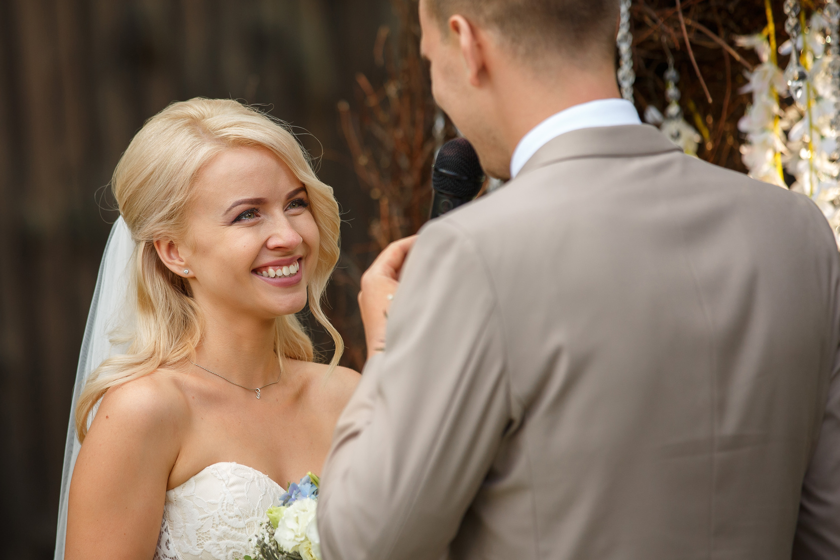 Panna Młoda z blond włosami