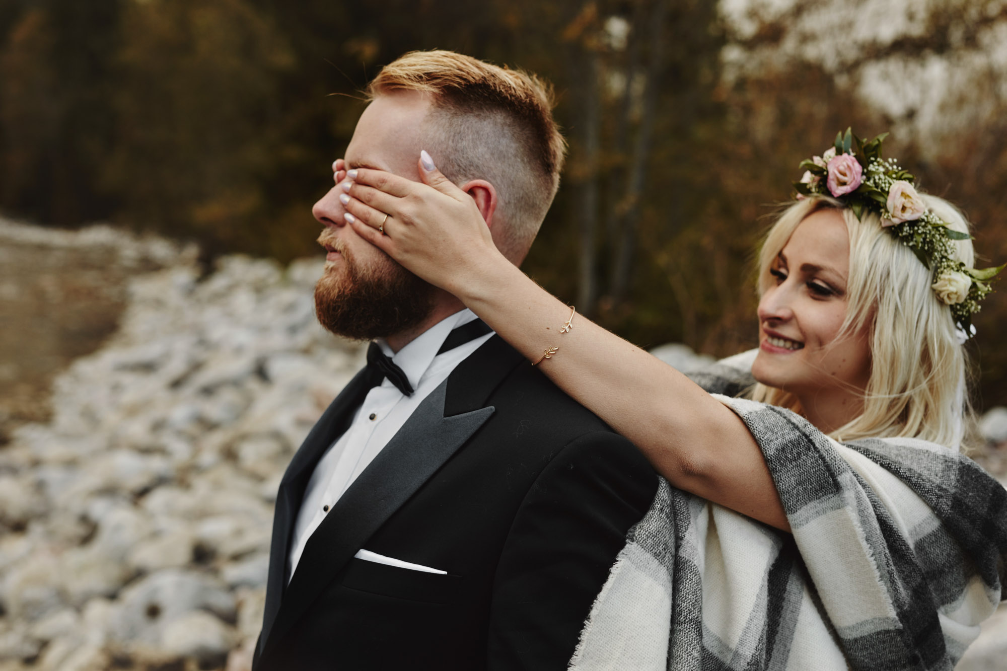 Panna Młoda zasłania oczy Panu Młodemu na sesji w górach
